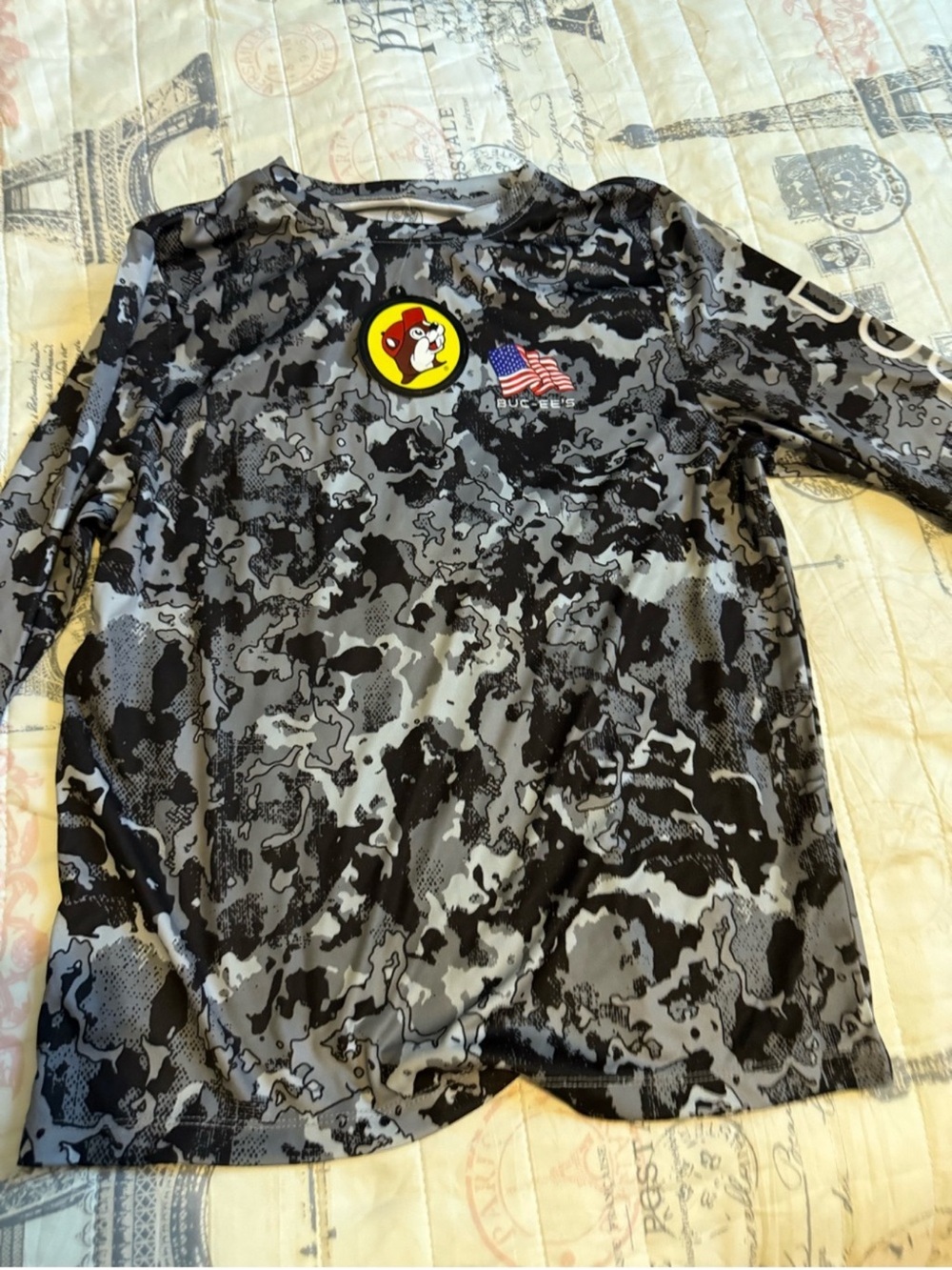 Buc-ee's Boys' Long-Sleeve Performance Tee - Black & Gray Camo